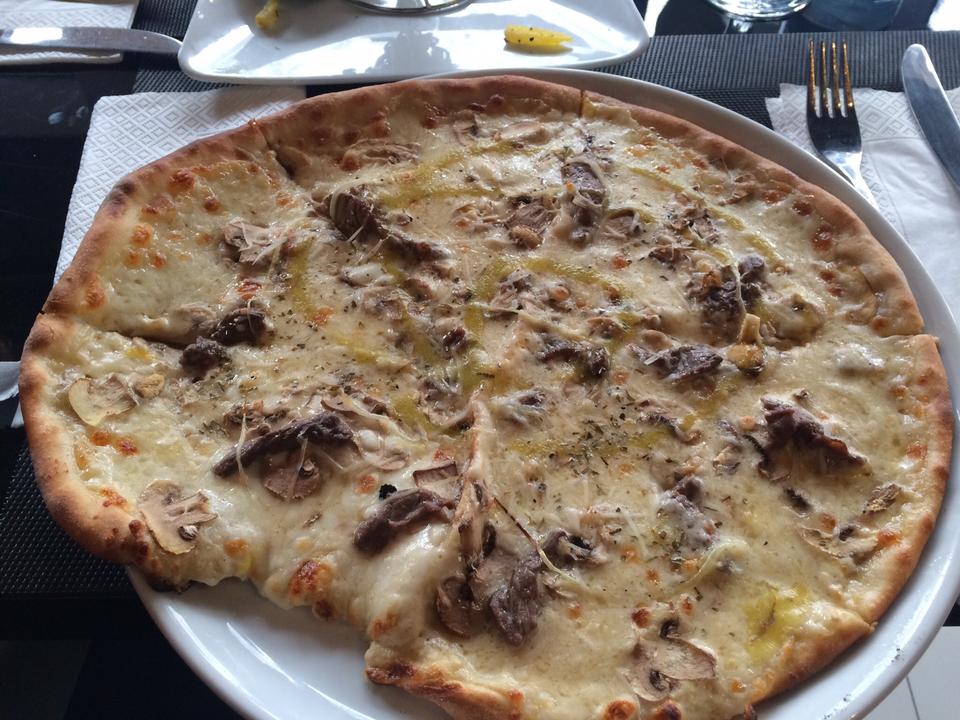 بهترین پیتزای ایتالیایی در تهران در رستوران پاپاراتزی زعفرانیه