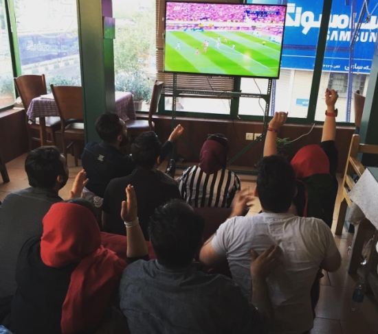 تماشای فوتبال در کافه و کافی شاپ پنجره تهران