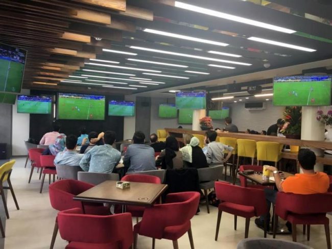 تماشای بازی های جام جهانی در کافه های تهران