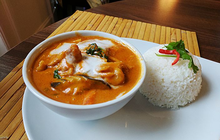 سوپ کاری قرمز غذای خوشمزه تایلندی